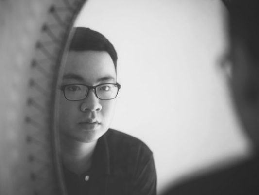 uang memantulkan karakter